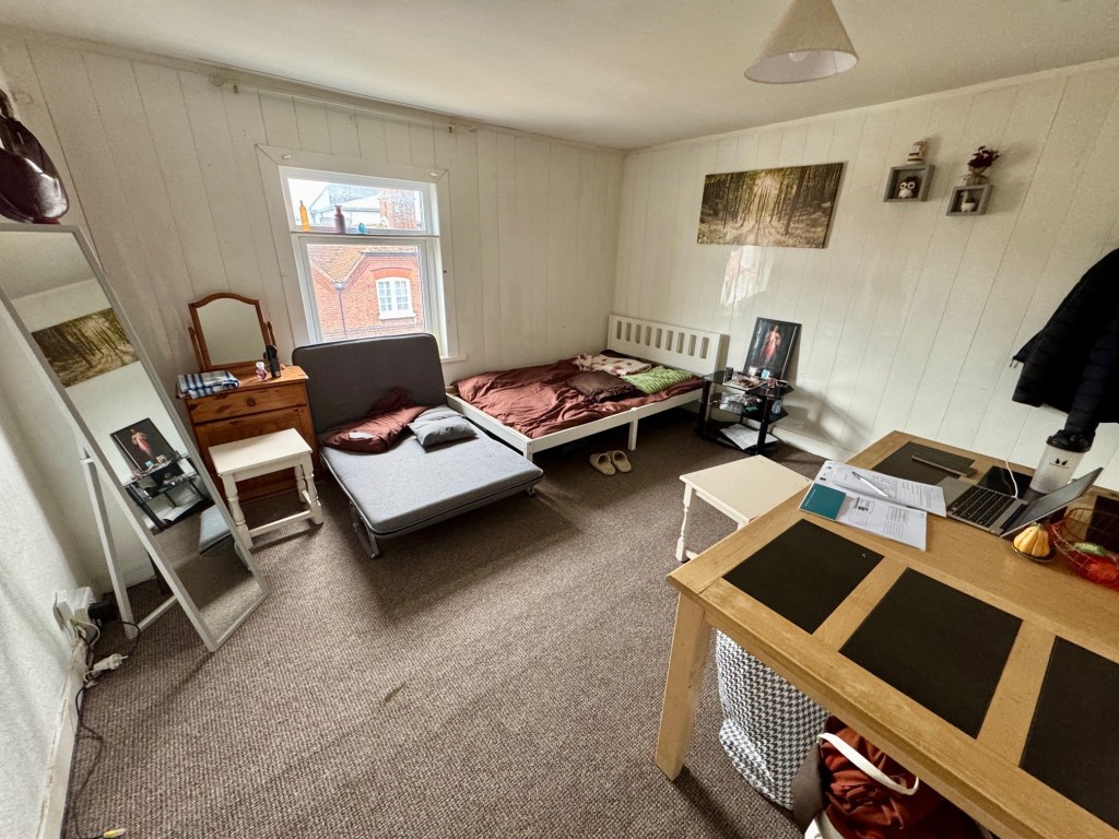Lot: 169 - TOWN CENTRE FREEHOLD BLOCK OF FOUR FLATS - Second floor flat - bed sitting room